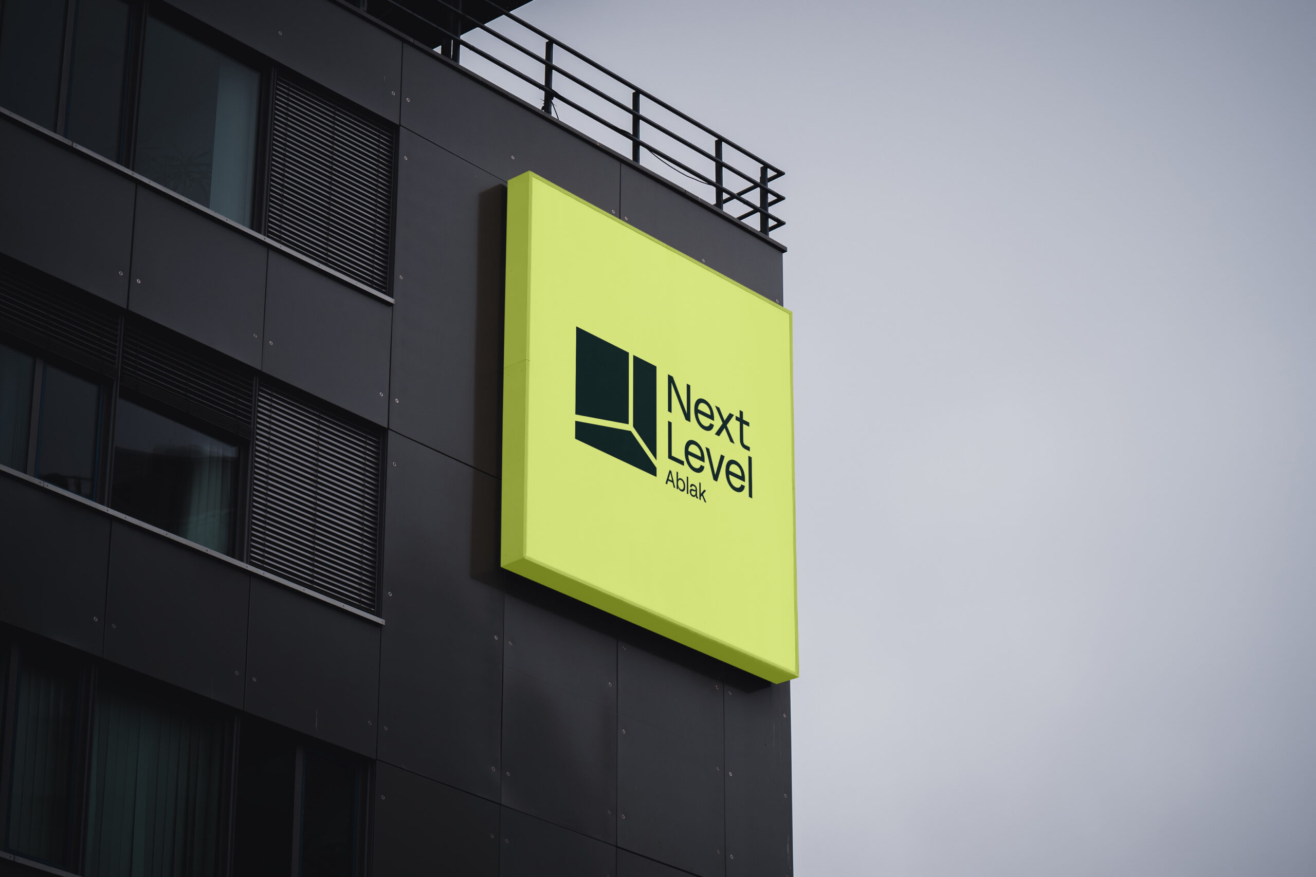 Free Sign on Building Mockup_VILAGOS Free Sign on Building Mockup_VILAGOS